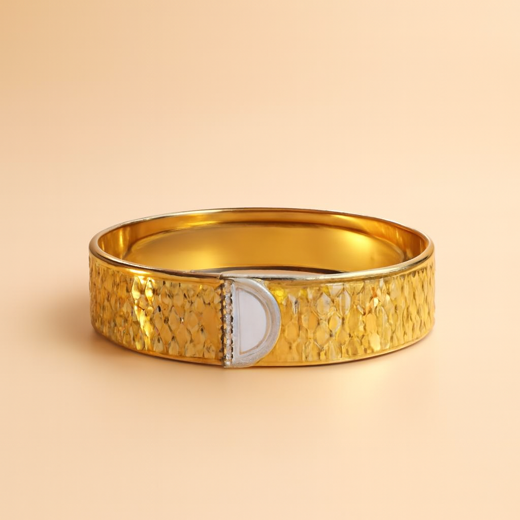 Elegant Gold Bracelet with Diamond-Studded D-Clasp