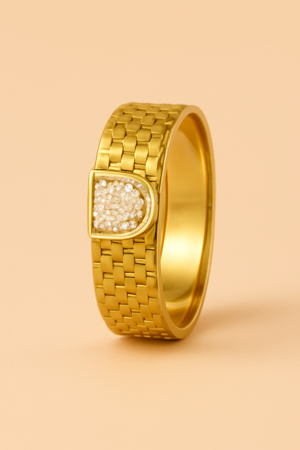 Elegant Gold Bracelet with Diamond-Studded D-Clasp