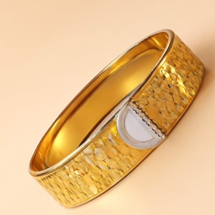 Elegant Gold Bracelet with Diamond-Studded D-Clasp