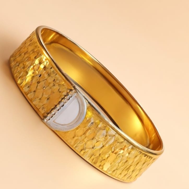 Elegant Gold Bracelet with Diamond-Studded D-Clasp